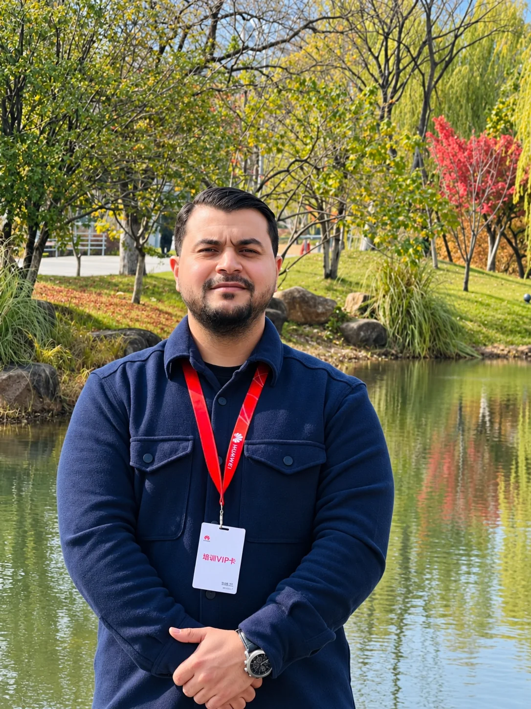 أحمد العالم بجانب بركة خلال زيارته التدريبية لهواوي